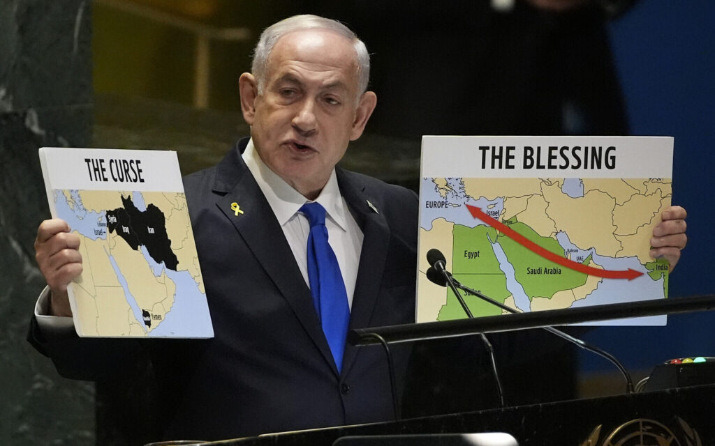 Le Premier ministre israélien, Benjamin Netanyahu, tenant deux cartes intitulées "The Curse" et "The Blessing", lors d'un discours sur la géopolitique du Moyen-Orient.