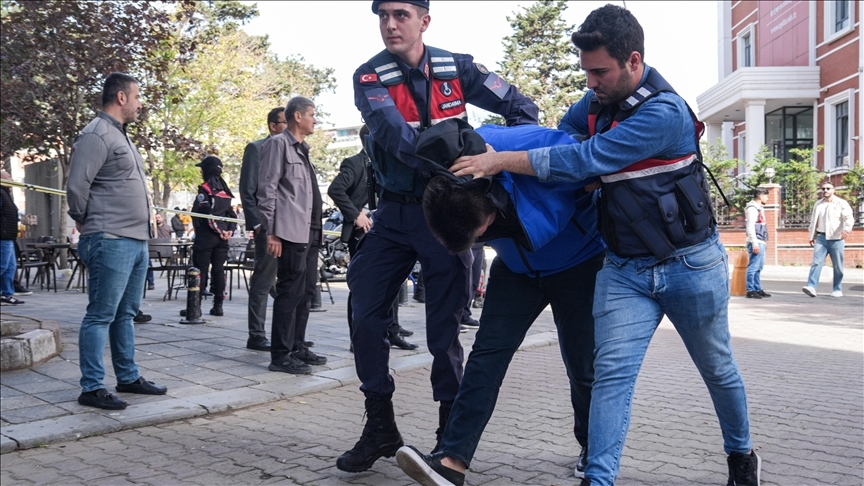 Des policiers turcs arrêtent un suspect lors d'une opération sur la voie publique.