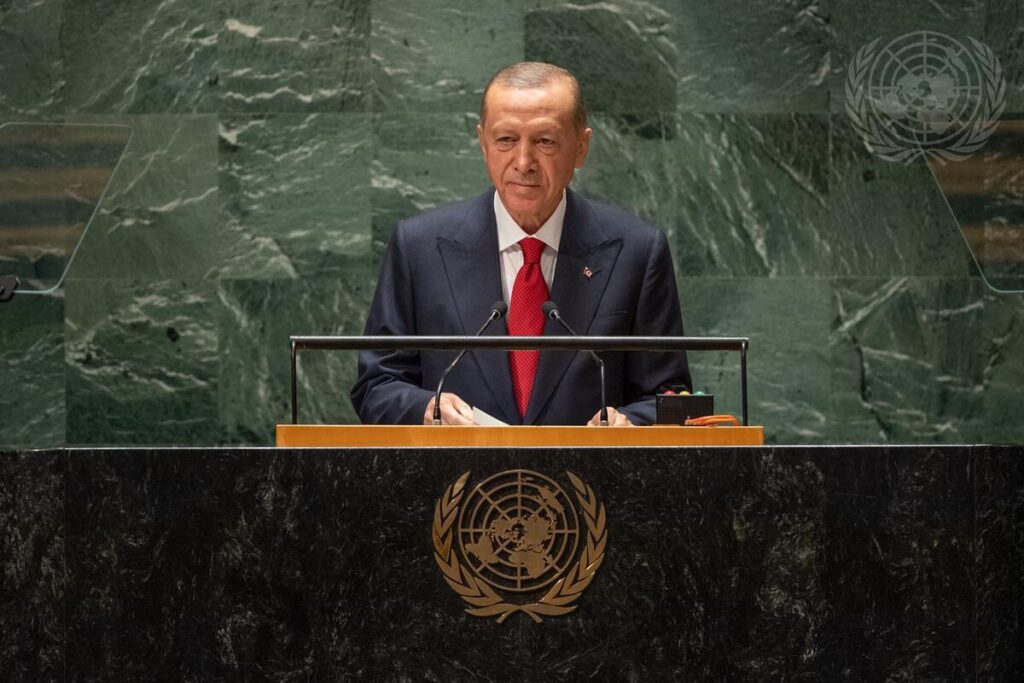 Le président Erdoğan prononçant un discours à l'Assemblée générale des Nations Unies, se tenant au pupitre de l'ONU.