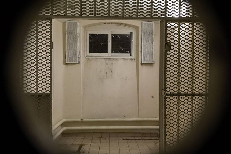 Cellule du quartier d'isolement de la prison Jacques-Cartier de Rennes (France), à travers le judas.